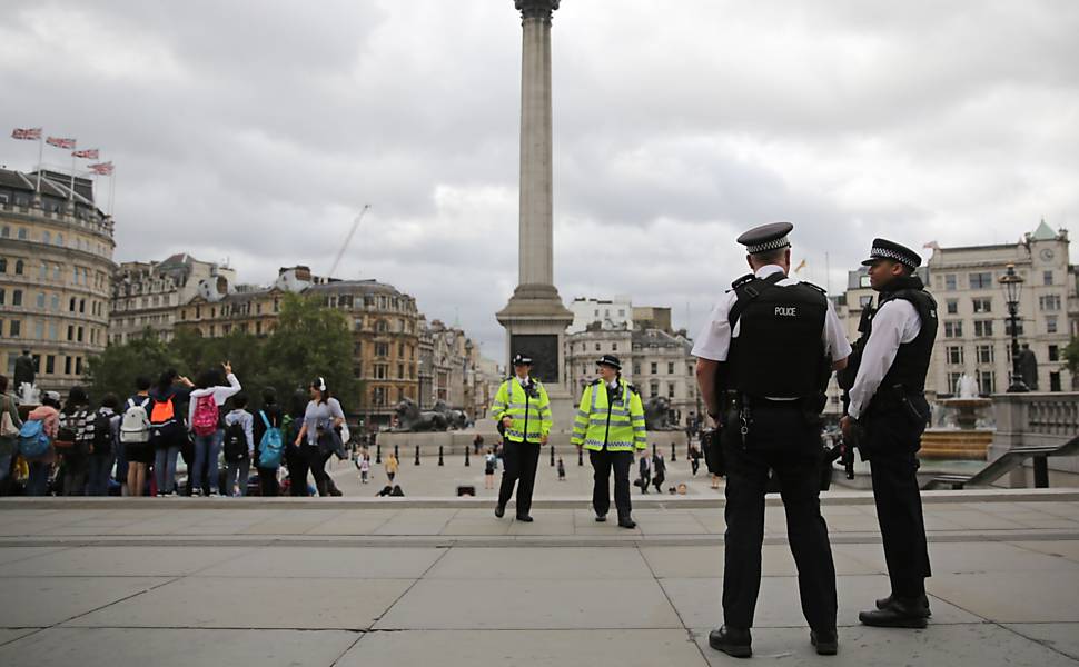 Homem mata idosa com faca em Londres