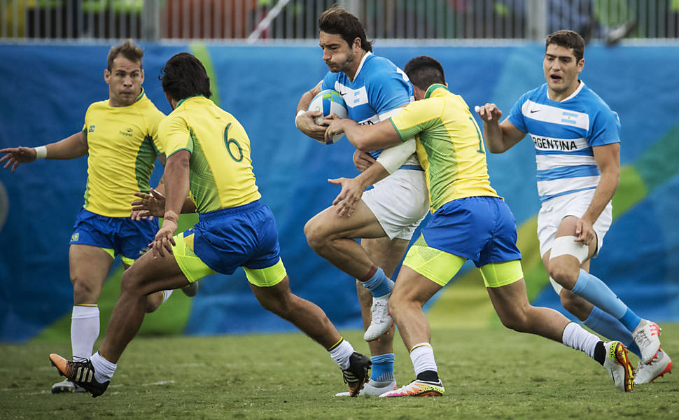 Após duas prorrogações, Argentina bate o Brasil, que agoniza no grupo B