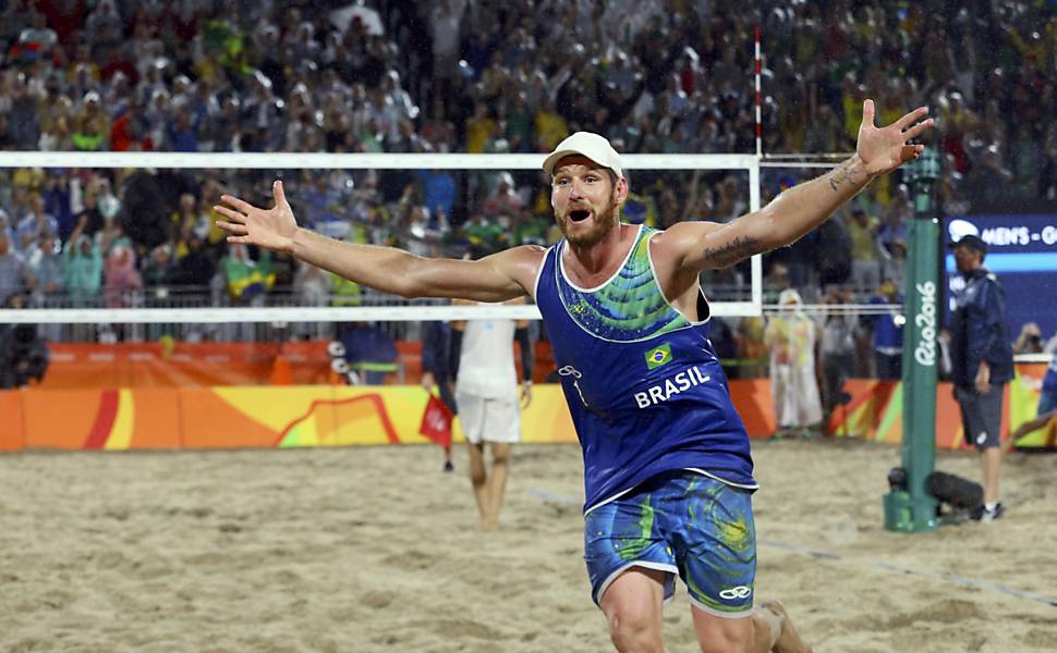 Baixinho”, Bruno Schmidt é eleito o melhor jogador de vôlei de praia do  mundo em 2015 — Rede do Esporte