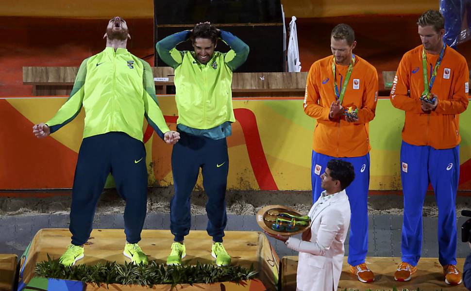 Baixinho”, Bruno Schmidt é eleito o melhor jogador de vôlei de praia do  mundo em 2015 — Rede do Esporte