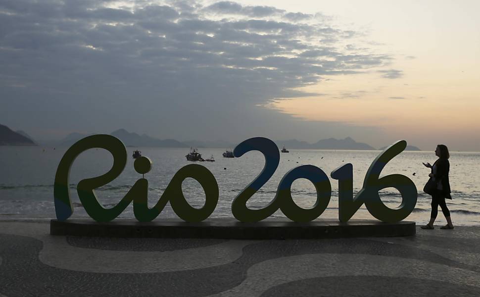 Torcedores em Copacabana durante a Rio-2016