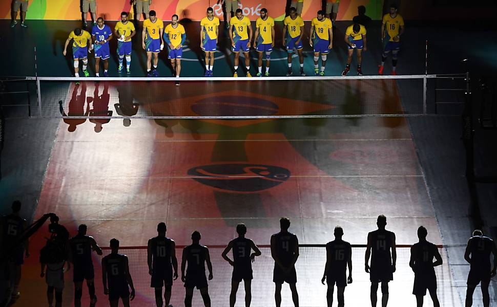 Jogadores italianos e brasileiros antes da final