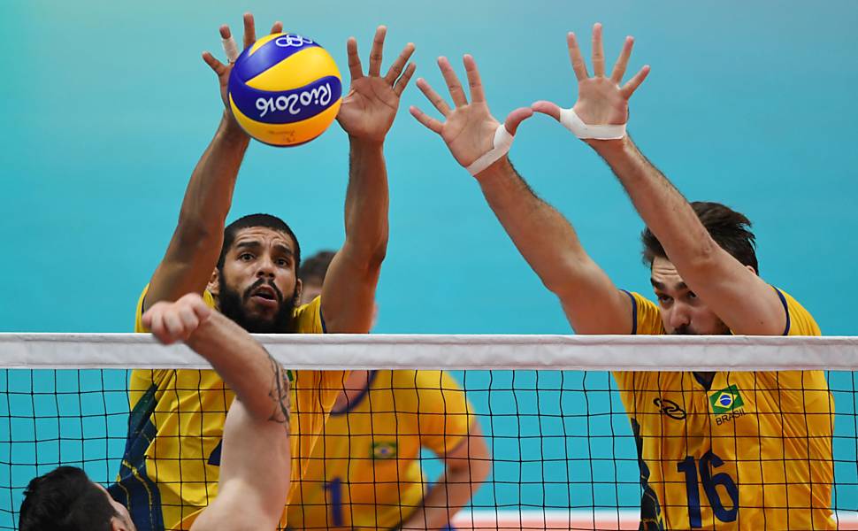 Wallace e Lucão pulam para bloquear bola italiana