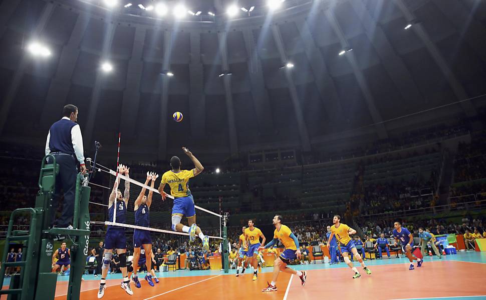 Wallace, maior pontuador do jogo, ataca