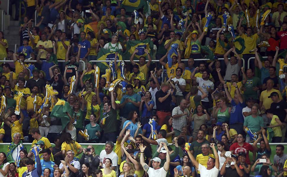 Torcedores brasileiros na final olímpica do vôlei