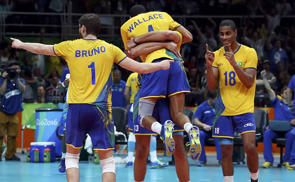 Bruninho, Mauricio, Wallace e Lucarelli comemoram a vitória do segundo set