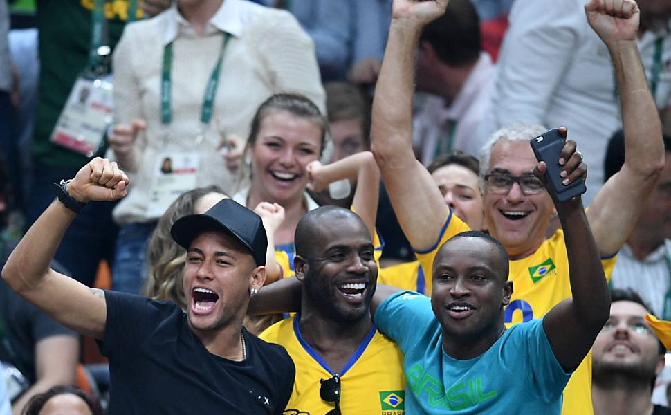 Neymar comemora ponto do Brasil no Maracanãzinho ao lado do ator Zulu e do cantor Thiaguinho