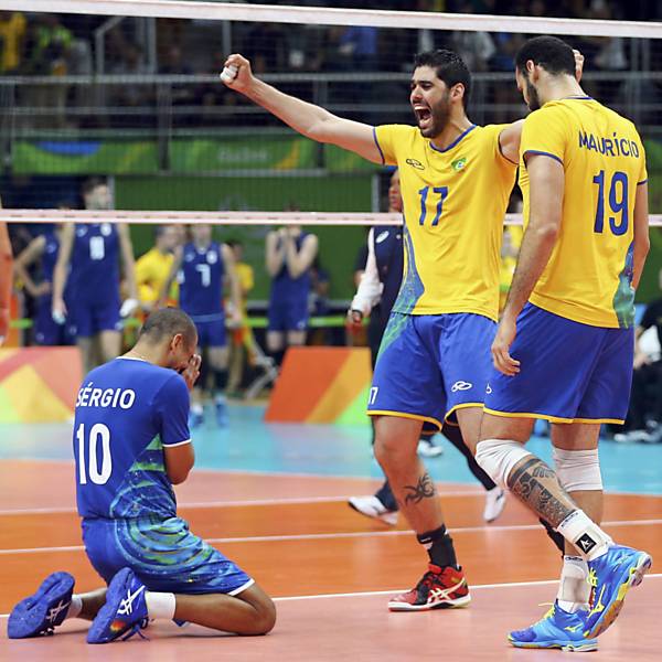 Serginho,Evandro Guerra e Mauricio festejam a conquista da partida e a medalha de ouro