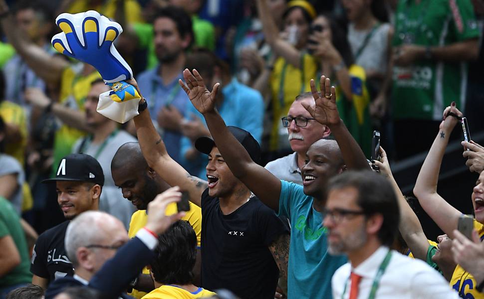 Neymar comemora a vitória do volei