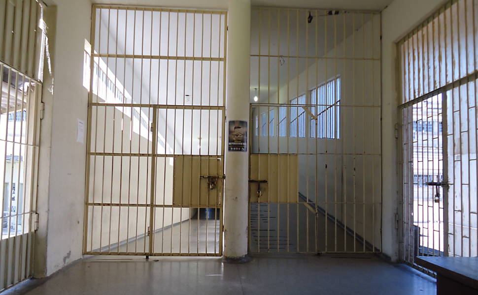 Estes portões dão acesso às galerias do Complexo Médico Penal de Pinhais