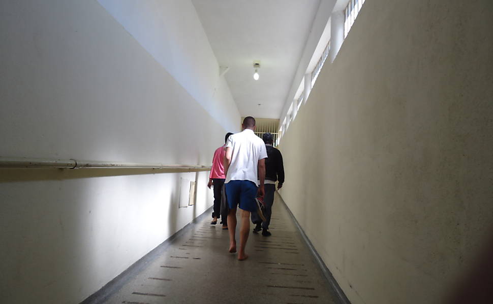 Presos no corredor que dão acesso às galerias 5 e 6, onde ficam os condenados da Lava Jato