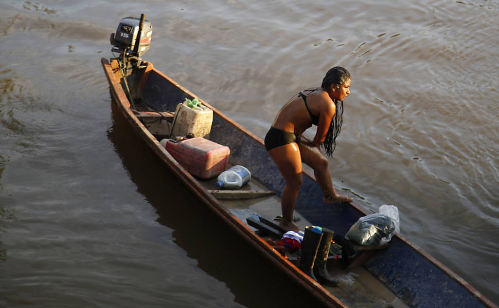 Uma soldado rebelde das Farc toma banho no rio Mecaya, que banha as selvas do sul de Putumayo, na Colômbia
