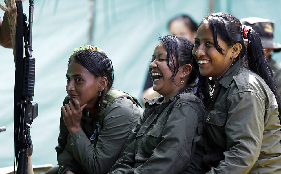 Soldados rebeldes da frente 32 das Farc riem durante uma pausa, em acampamento nas selvas do sul de Putumayo, na Colômbia