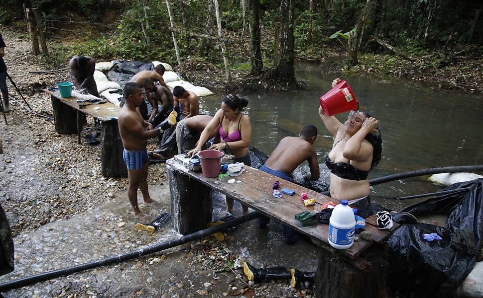 Soldados rebeldes das Farc lavam suas roupas e tomam banho em um riacho perto de um dos acampamentos na floresta do sul de Putumayo, na Colômbia. Eles se preparam para os Jogos Olímpicos das Farc, realizados ao mesmo tempo que os da Rio-2016