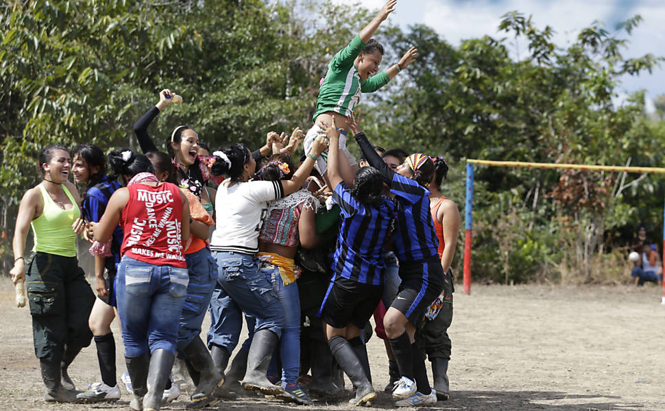 Soldados rebeldes das Farc celebram após a sua equipe vencer o torneio nos Jogos Olímpicos das Farc, realizados ao mesmo tempo que os da Rio-2016, nas florestas do sul de Putumayo, na Colômbia