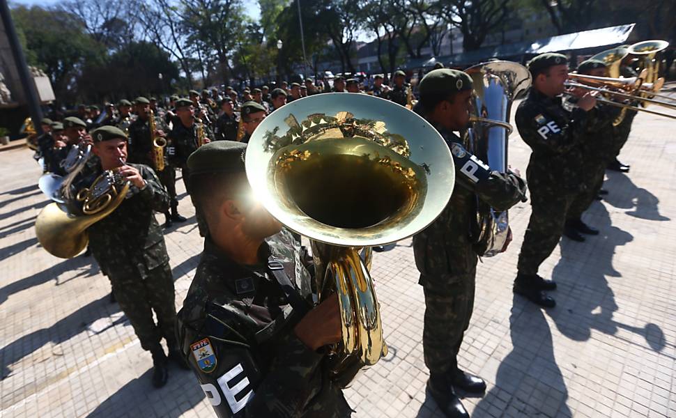 Cerca de dois mil cadetes do Exército se formam nesta quinta-feira (25), Dia do Soldado, na praça Princesa Isabel, no centro de SP