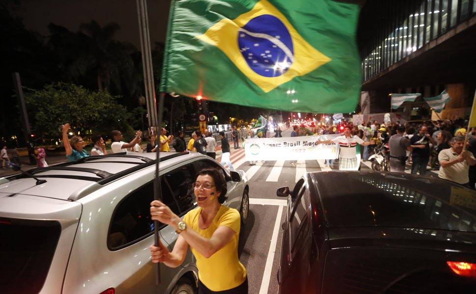 À noite, em São Paulo, manifestantes ocupam a av. Paulista e motoristas fazem buzinaço em comemoração à decisão do presidente da Câmara, Eduardo Cunha (PMDB-RJ), de aceitar o processo de impeachment