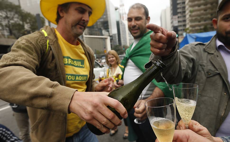 Manifestantes comemoram com champanhe na Paulista