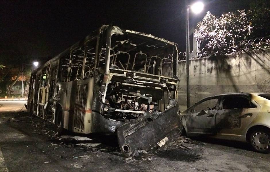 Ônibus incendiado na USP