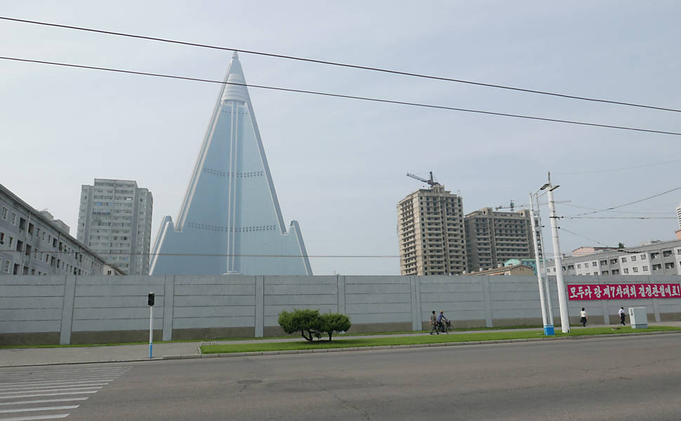 Terminado do lado de fora há anos, o imponente prédio do hotel Ryugyong, ainda não inaugurado, se destaca na paisagem da capital norte-coreana
