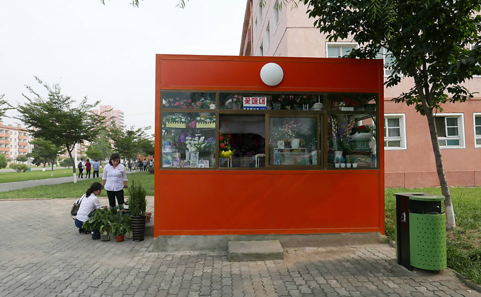 Banquinha de flores, um dos vários pequenos estabelecimentos comerciais de Pyongyang