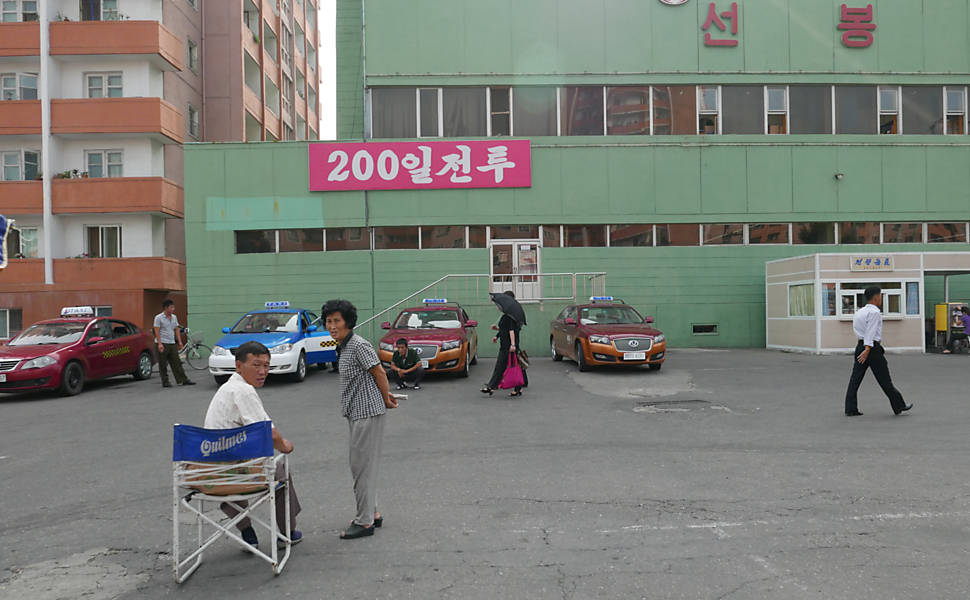 Pôster lembra sobre a campanha dos 200 dias, que prega reforço dos trabalhos em todas as áreas