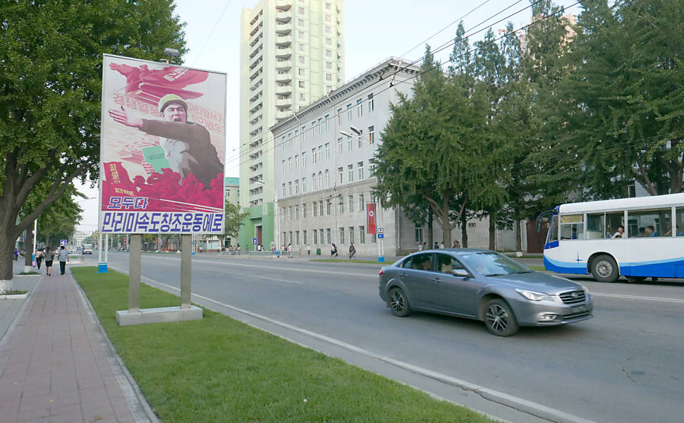 Pôster do regime conclama a população a se esforçar mais e fazer o país avançar em ritmo acelerado, no galope de um cavalo rápido