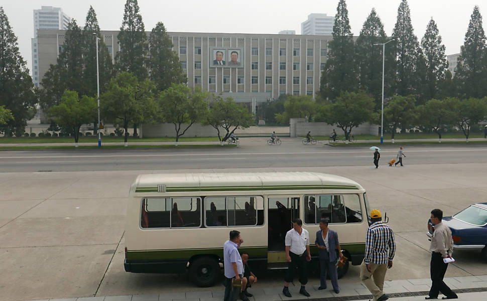 Movimentação de pedestres em frente ao prédio de um estúdio que produz documentários em Pyongyang