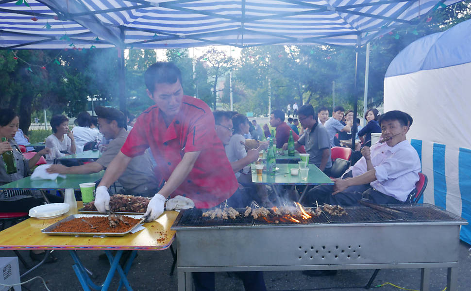 Na entrada do festival de cinema, barraquinhas vendem comidas e bebidas