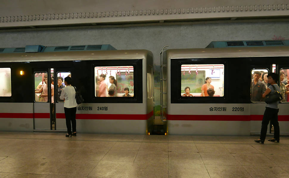 Trem novo que integra o metrô da capital norte-coreana