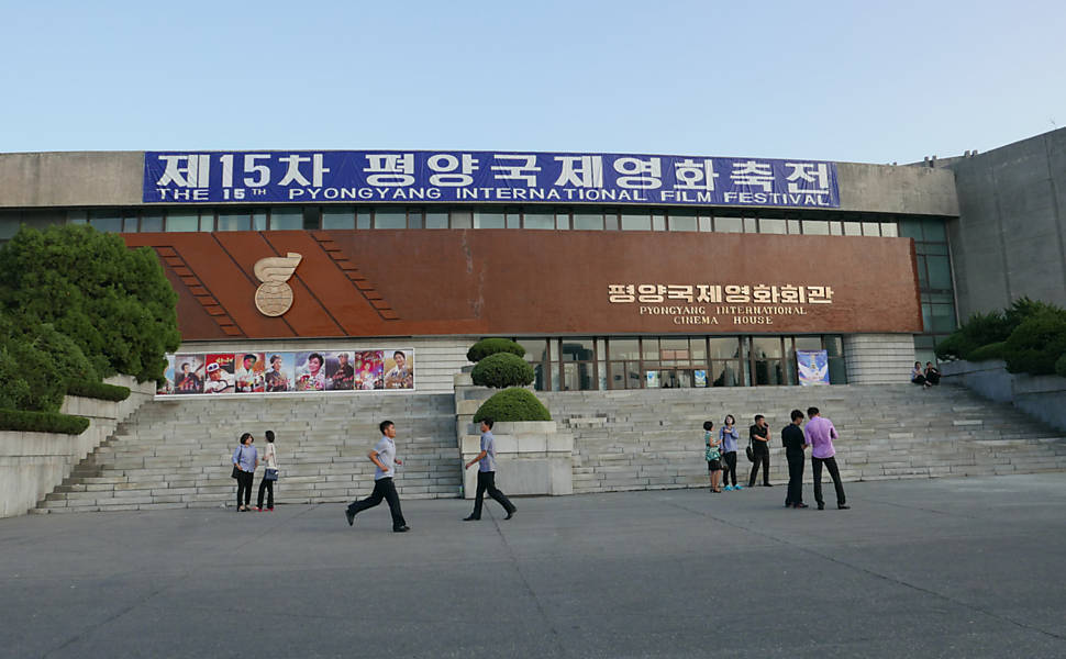Um dos cinemas do Festival Internacional de Cinema de Pyongyang; a sala reuniu 2.000 pessoas para um filme indiano
