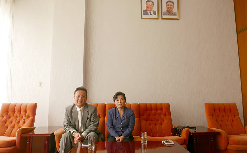 Kim Chang Gyong, professor da Faculdade de Ciências Sociais de Pyongyang, e a professora de filosofia Ri Jong Hwa, que atuou como intérprete da reportagem da Folha