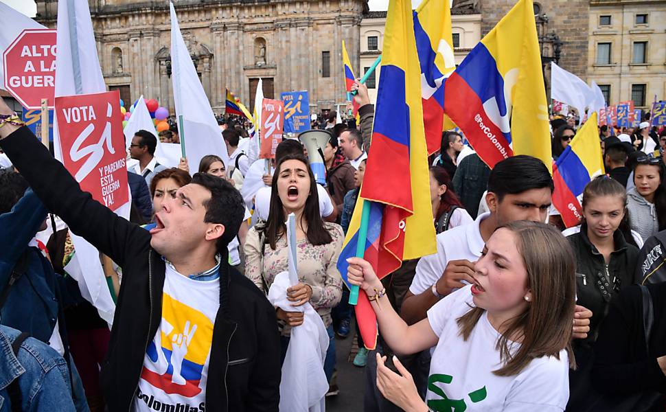 Pessoas comemoram o acordo de paz na praça Bolívar, em Bogotá