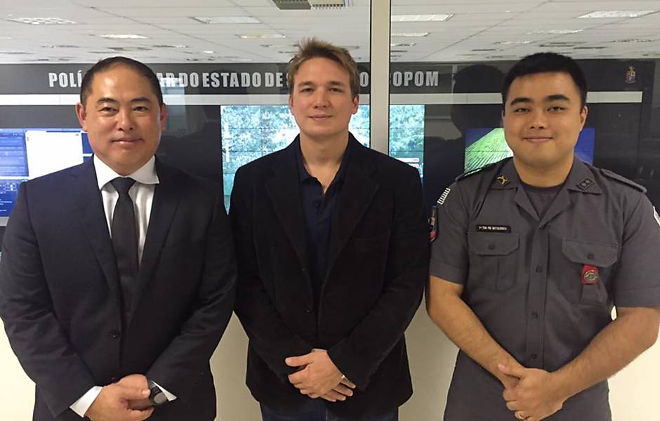 O candidato a verador Guilherme Sartori (centro) em visita a centro da PM