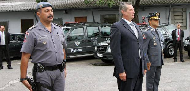 O desembargador Ivan Sartori recebe uma medalha de homenagem da PM em 2013