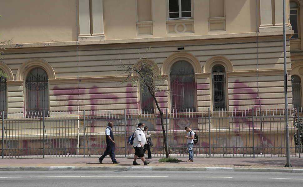 Secretaria do Estado da Educação de São Paulo, na região central, é pichada com "Fora, Temer"