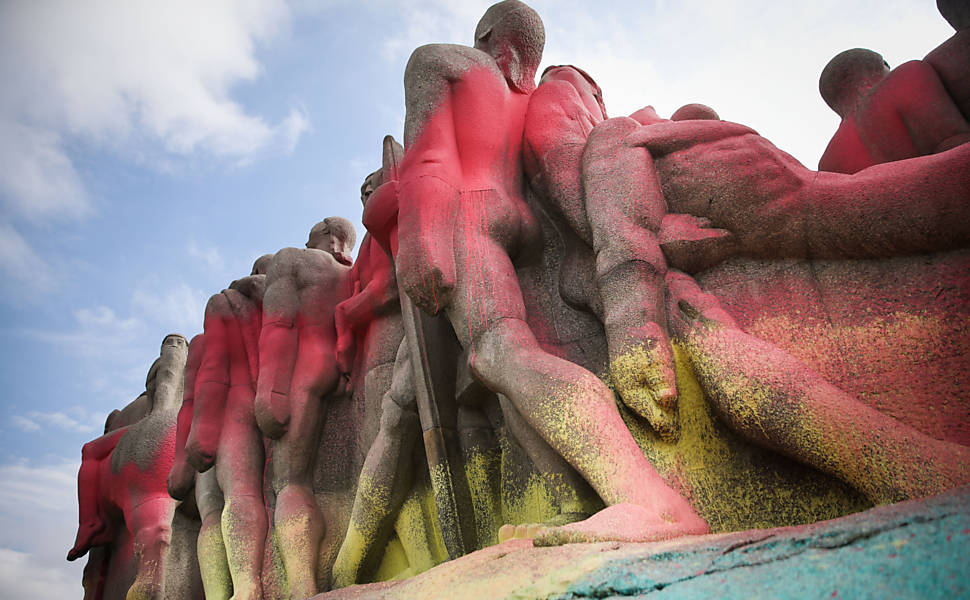 A obra fica na praça Armando Salles de Oliveira, em frente ao Palácio Nove de Julho, sede da Assembleia Legislativa e ao parque do Ibirapuera