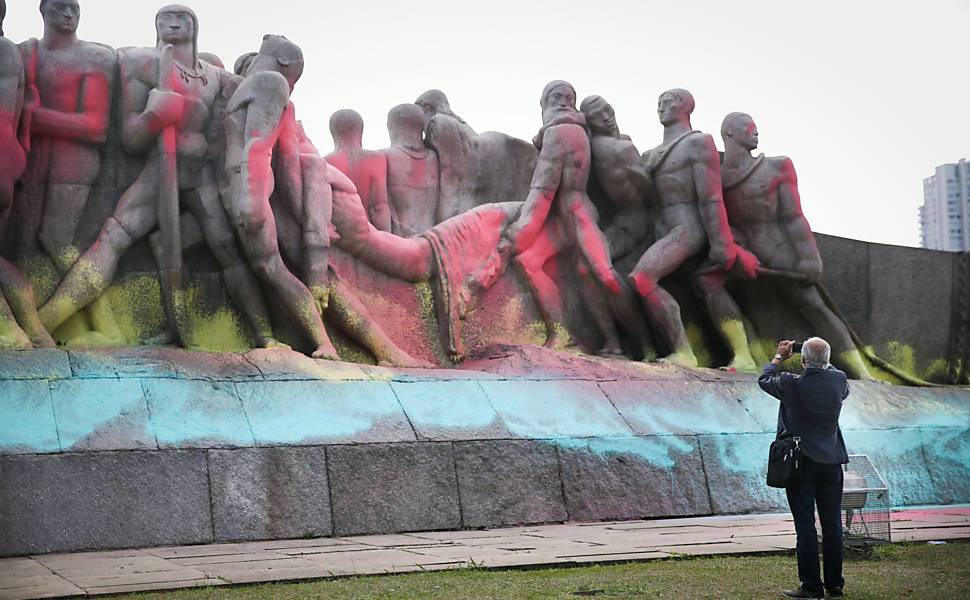 o Monumento às Bandeiras retrata índios, negros e brancos, integrantes das bandeiras sertanistas que, partindo de São Paulo no século 17, desbravaram o interior do território brasileiro em busca de riquezas