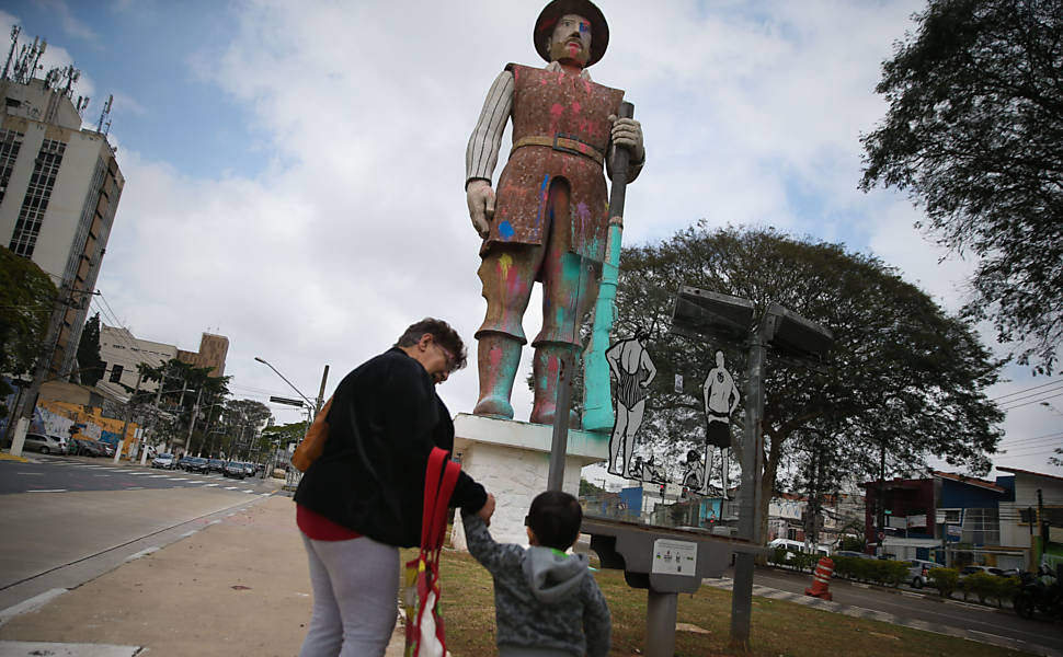 Estátua do Borba Gato, na zona sul de São Paulo, amanhece pichada com tintas coloridas