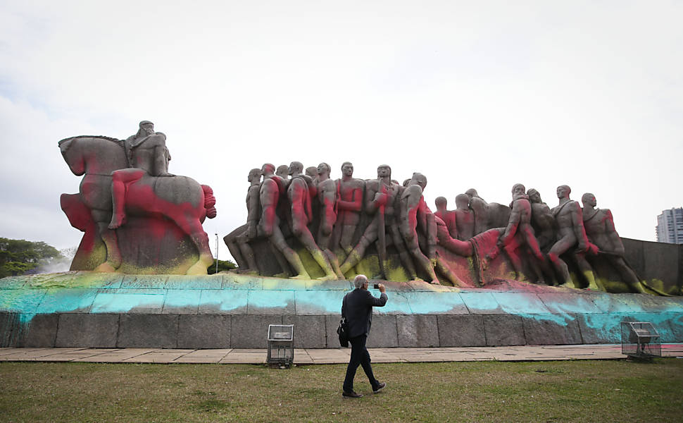 O Monumento às Bandeiras, no Ibirapuera, amanheceu pichado com tintas coloridas