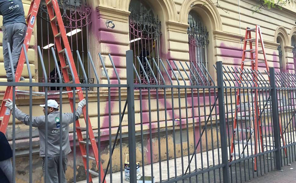 Equipes da secretaria fazem limpeza do prédio antes de receber uma nova pintura