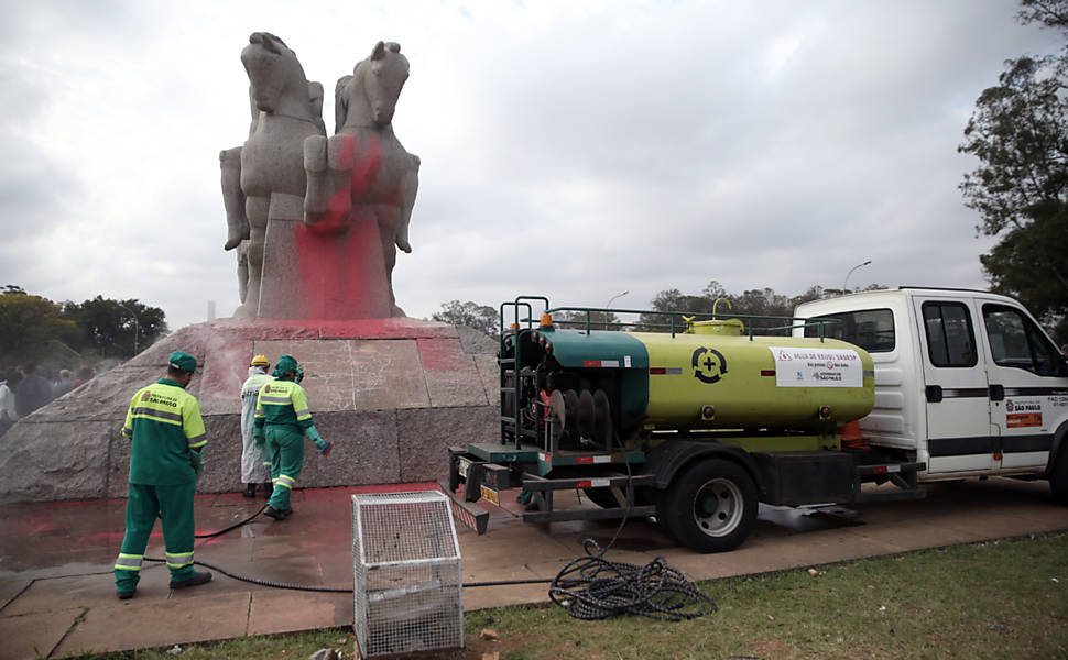 Funcionários da subprefeitura da região fazem limpeza no Monumento às Bandeiras, junto ao parque Ibirapuera