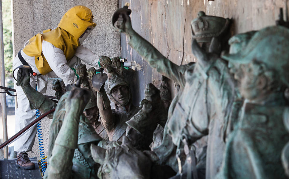 Especialista francesa trabalha no restauro do painel frontal de bronze do "Monumento a Independência", no Ipiranga, zona sul de São Paulo