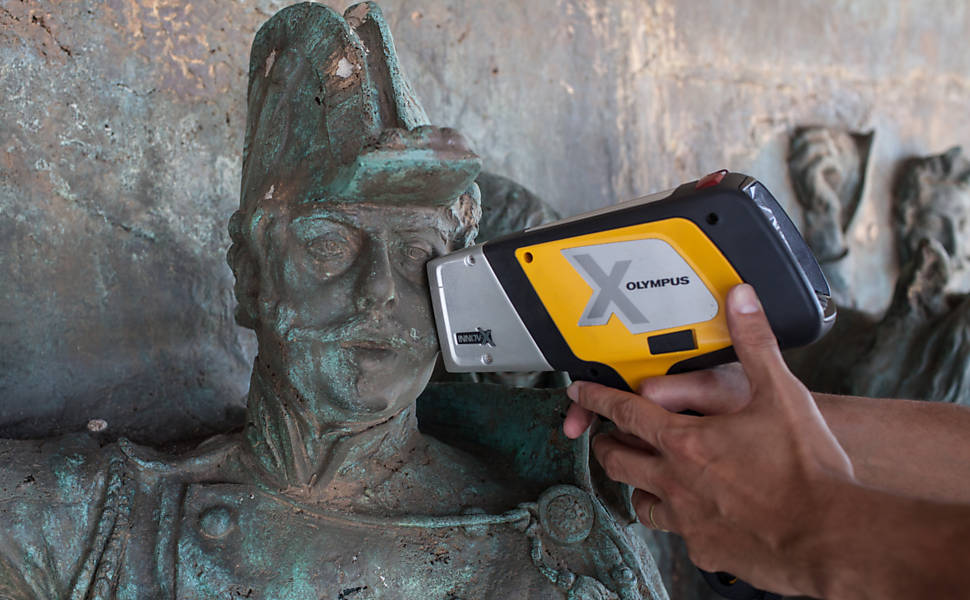 Equipe do Senai utiliza aparelho usado para analisar ligas metálicas utilizadas na feitura do painel de bronze do monumento, inaugurado em 1922 