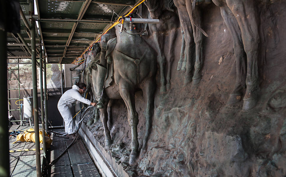 A equipe que trabalha na restauração do painel frontal do conjunto escultórico de bronze "Monumento à Independência" é supervisionado pelo restaurador francês Antoine Amarger e tem profissionais brasileiros, franceses e da Tunísia 