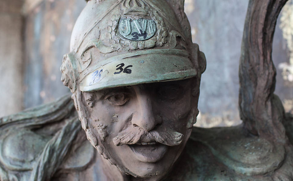 Os números pintados sobre a obra são usados para identificar pontos de referência para identificação da liga metálica utilizada