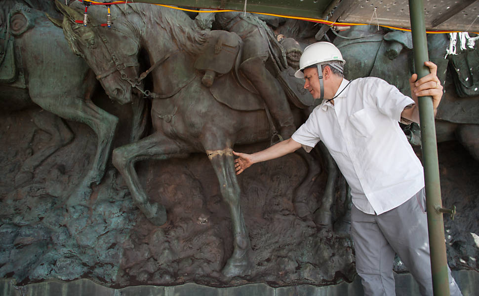 O escultor Israel Kislansky, envolvido na equipe de restauração do "Monumento à Independência", mostra detalhe a ser restaurado do painel de bronze 