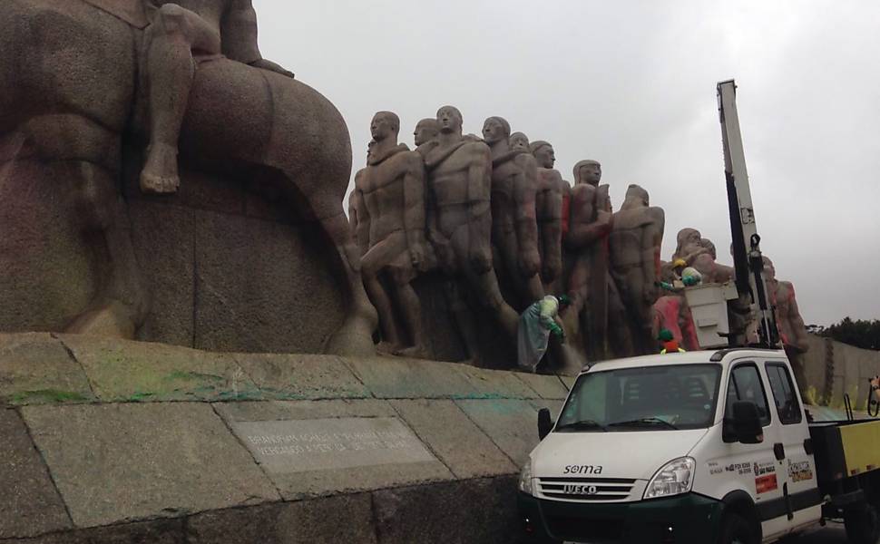 Equipes da prefeitura realizam limpeza de pichação no Monumento às Bandeiras