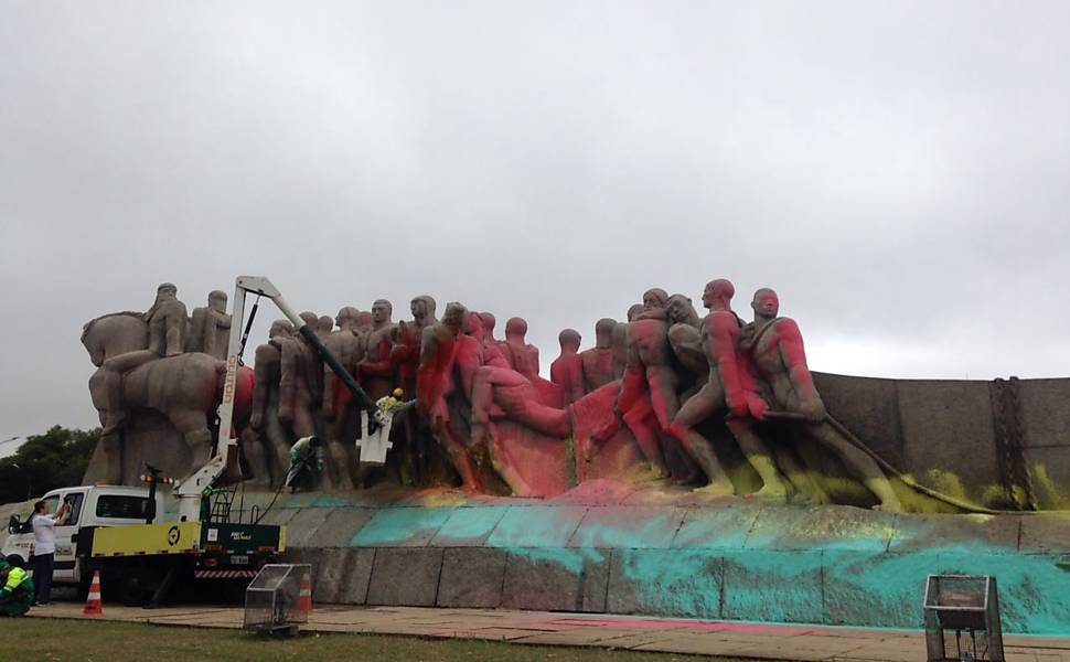 Equipes da prefeitura realizam limpeza de pichação no Monumento às Bandeiras