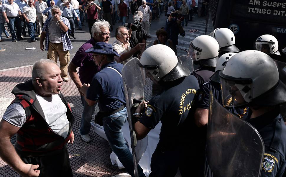 Pensionistas enfrentam tropa de choque durante protesto em Atenas